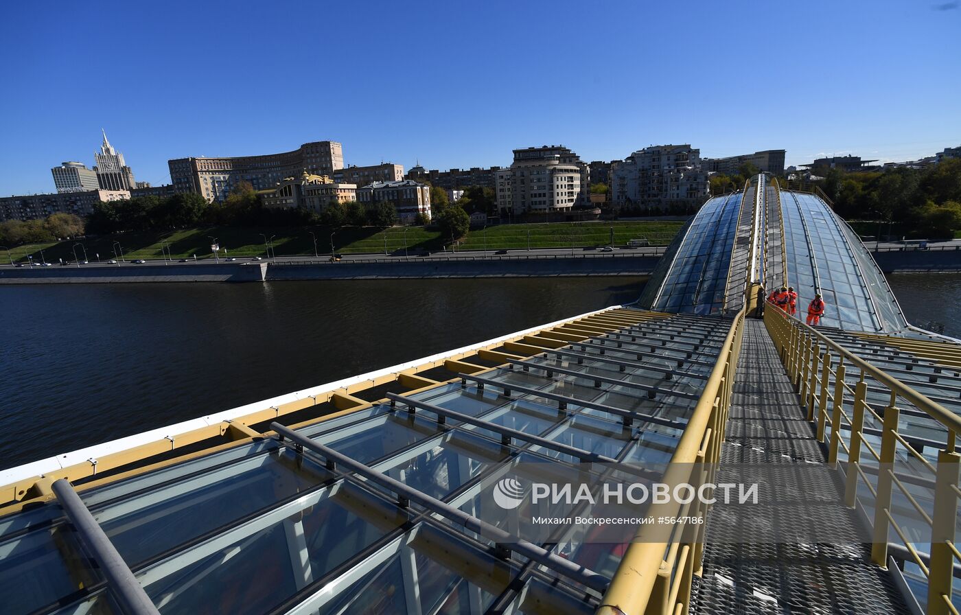 Мойка пешеходного моста Богдана Хмельницкого