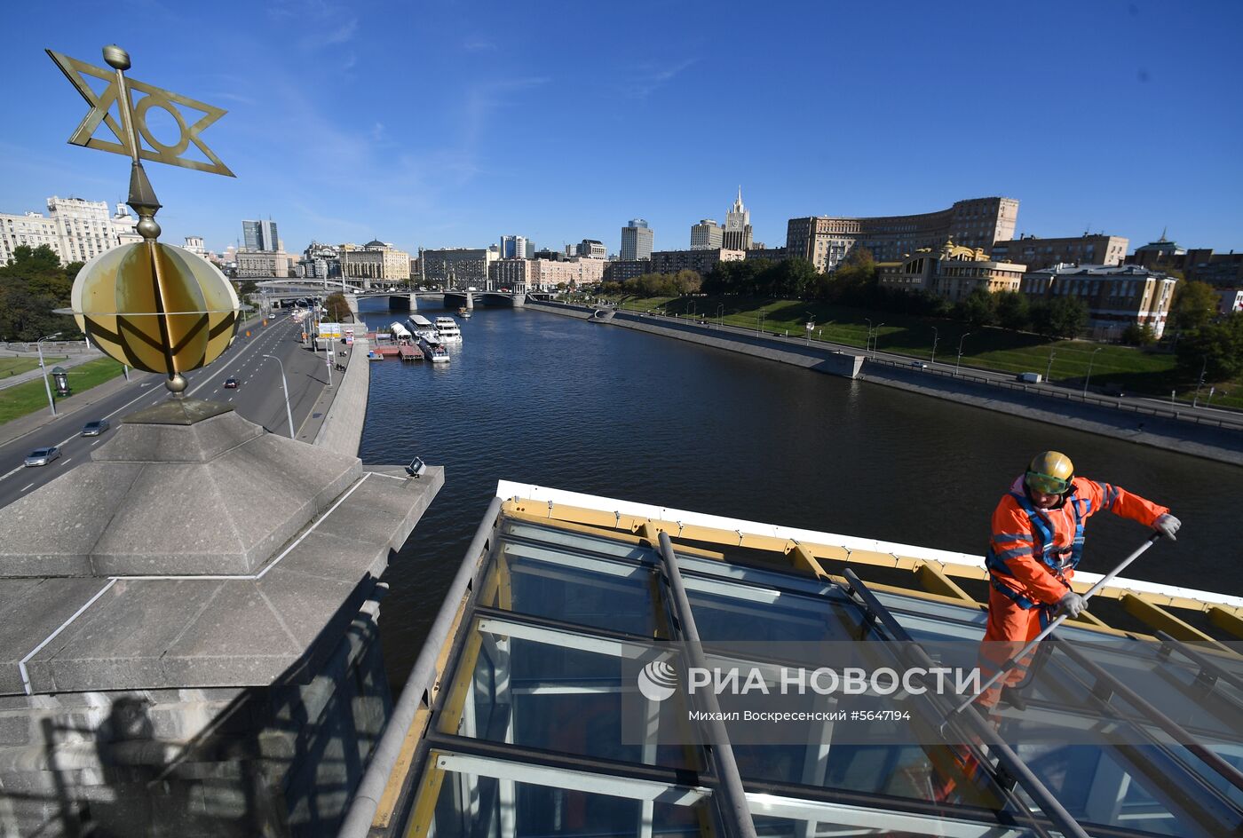 Мойка пешеходного моста Богдана Хмельницкого