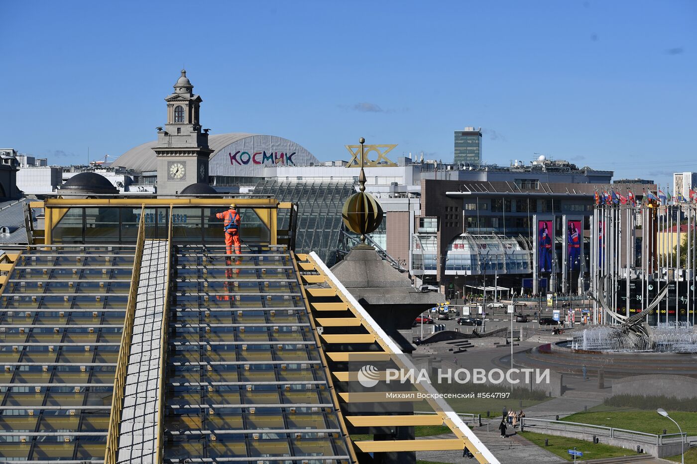 Мойка пешеходного моста Богдана Хмельницкого