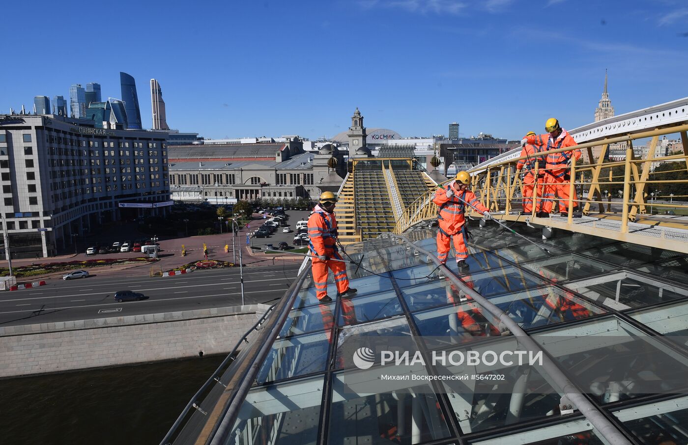 Мойка пешеходного моста Богдана Хмельницкого