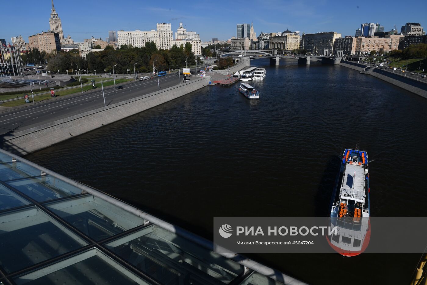 Мойка пешеходного моста Богдана Хмельницкого