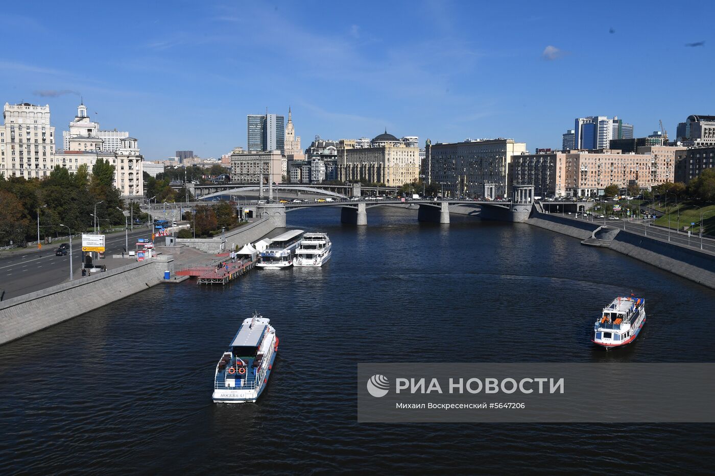 Мойка пешеходного моста Богдана Хмельницкого