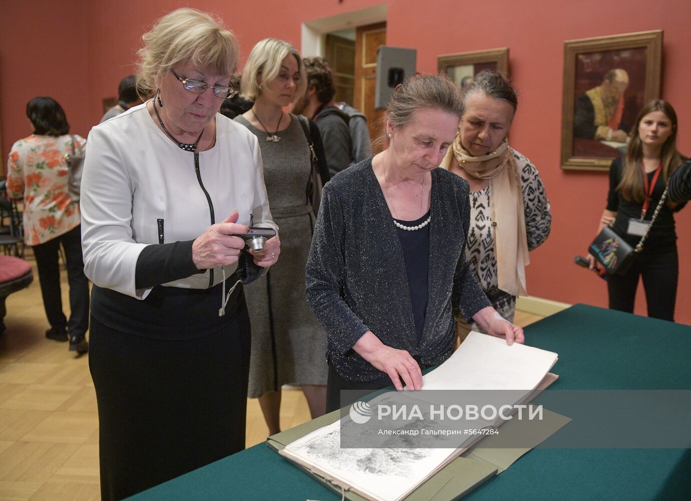 Картину "Зимний пейзаж" А. Саврасова и альбом рисунков О. Лагоды-Шишкиной передали в Русский музей