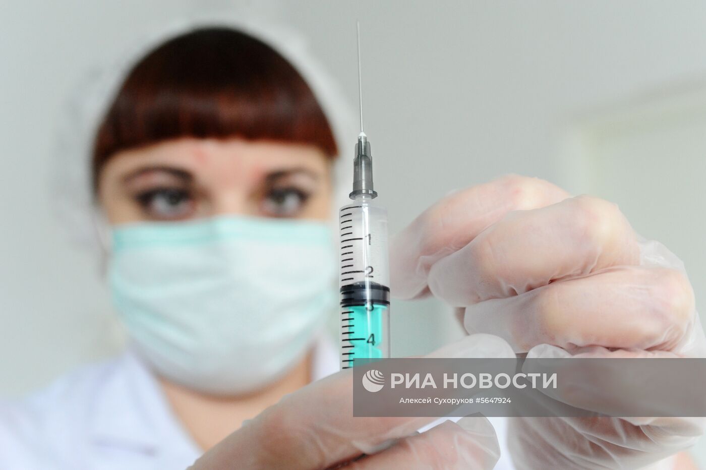 Медицинская сестра готовит инъекцию лекарственного препарата в процедурном кабинете городской больницы имени Архиепископа Луки в Тамбове. Место: Россия, Тамбов. Автор: Алексей Сухоруков/РИА Новости. Городская больница имени Архиепископа Луки в Тамбове