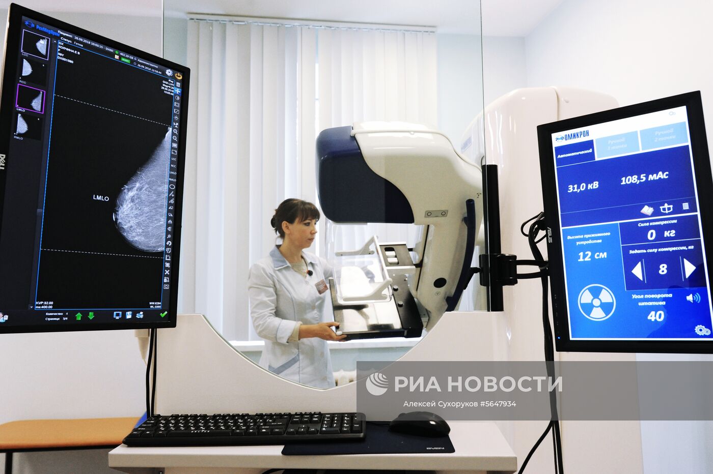 Лаборант настраивает цифровой маммограф в городской больнице имени Архиепископа Луки в Тамбове. Место: Россия, Тамбов. Автор: Алексей Сухоруков/РИА Новости. Городская больница имени Архиепископа Луки в Тамбове