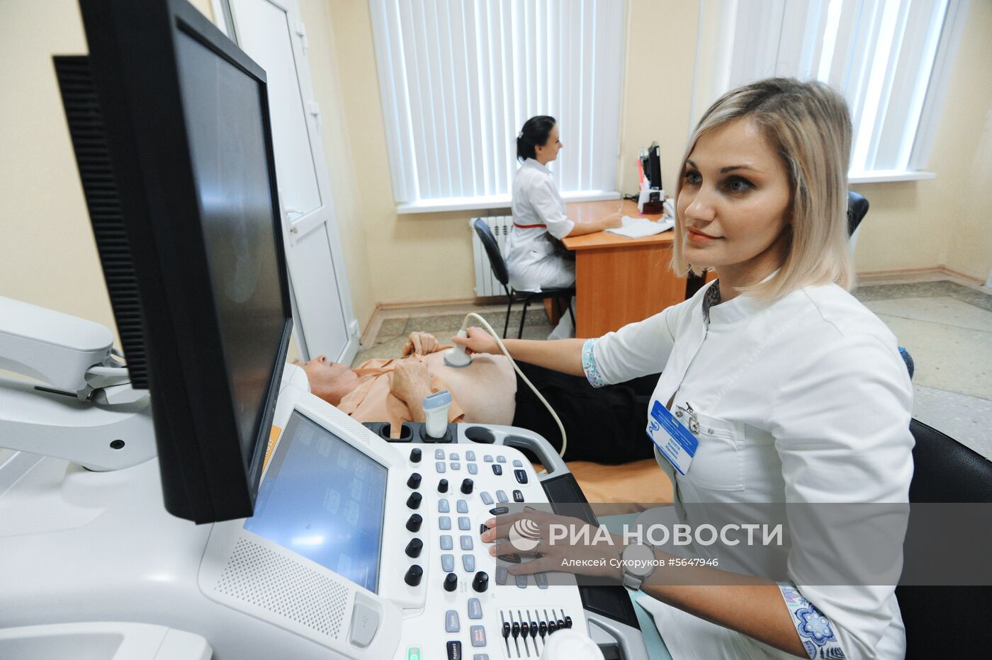 Проведение ультразвукового исследования брюшной полости пациента в отделение эндоскопии городской больницы имени Архиепископа Луки в Тамбове. Место: Россия, Тамбов. Автор: Алексей Сухоруков/РИА Новости. Городская больница имени Архиепископа Луки в Тамбове