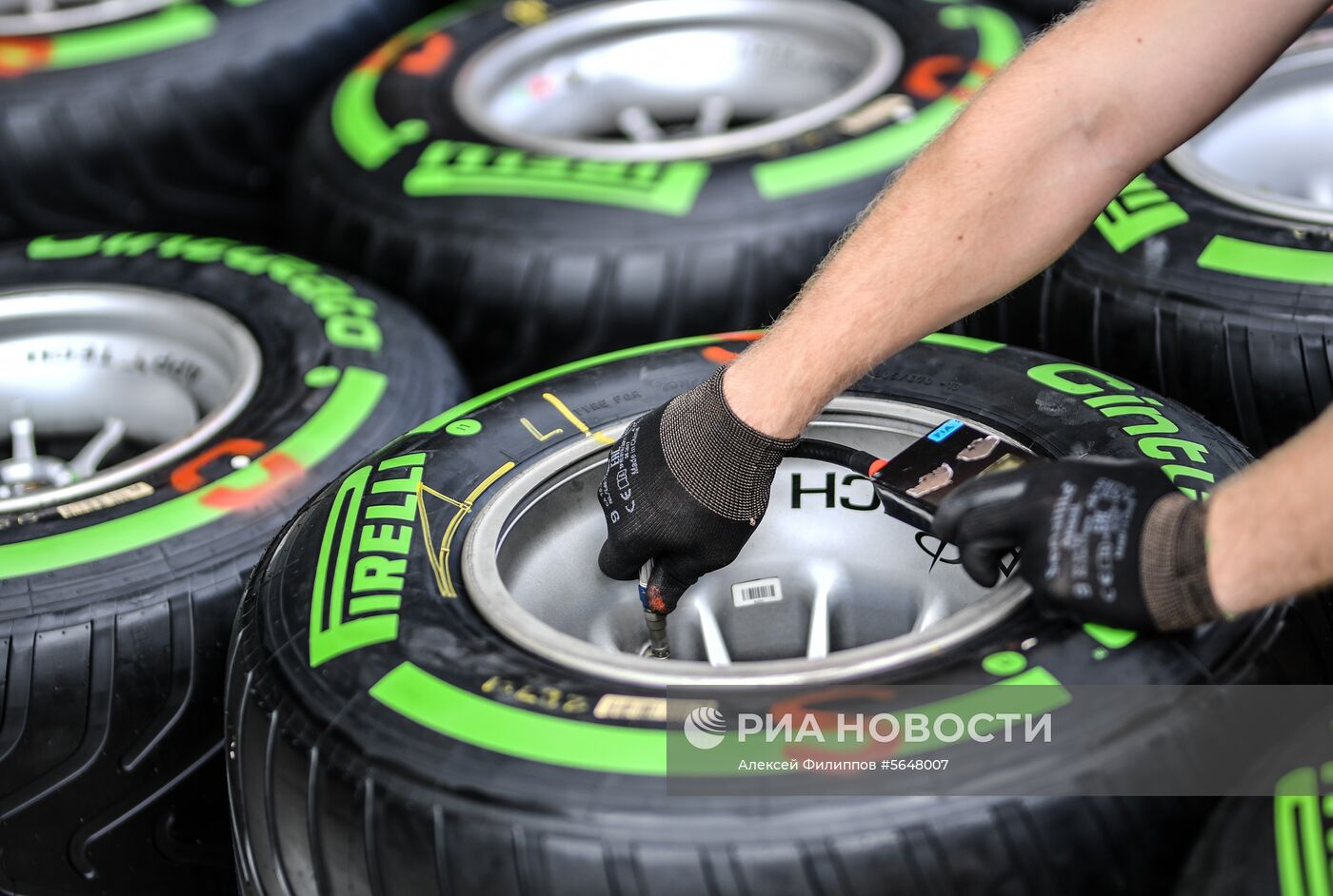 Подготовка к российскому этапу чемпионата мира по кольцевым автогонкам в классе "Формула-1"