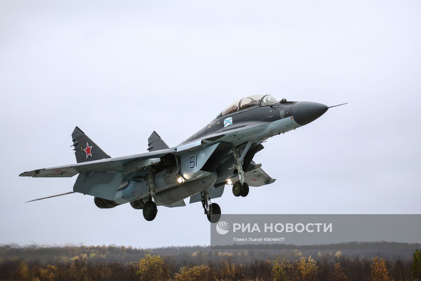 Тренировочные полеты многоцелевых истребителей МиГ-29 в Мурманской области