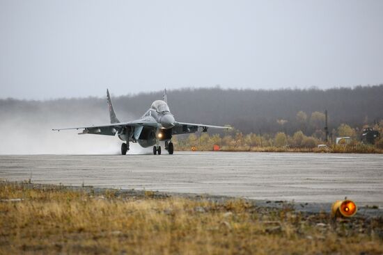Тренировочные полеты многоцелевых истребителей МиГ-29 в Мурманской области