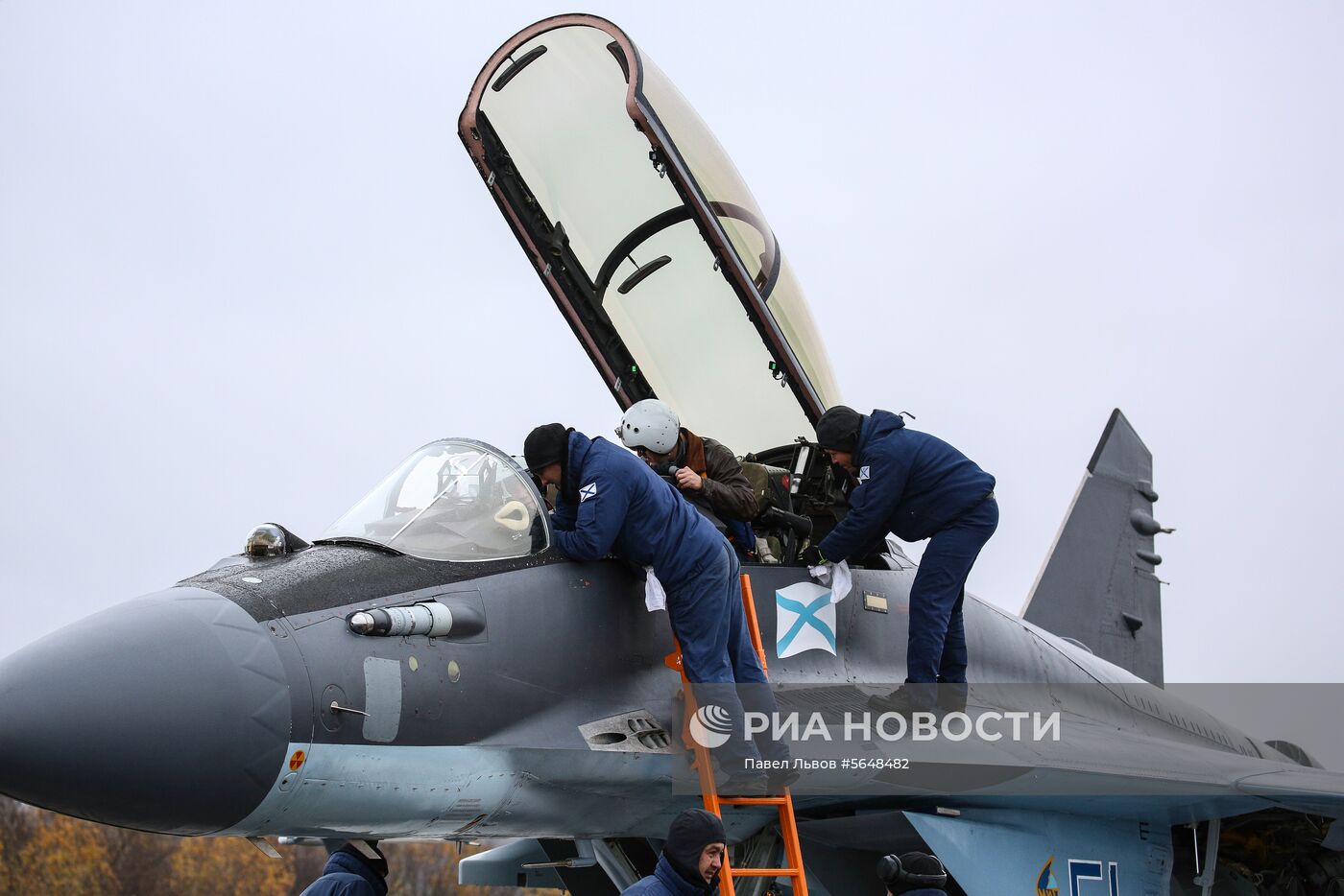 Тренировочные полеты многоцелевых истребителей МиГ-29 в Мурманской области