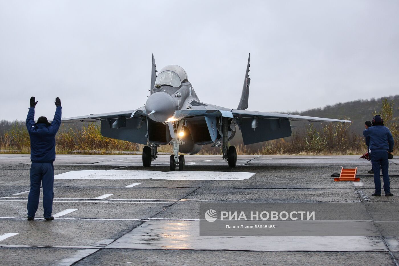 Тренировочные полеты многоцелевых истребителей МиГ-29 в Мурманской области