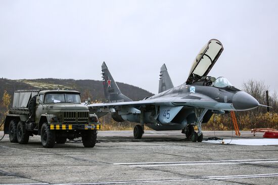 Тренировочные полеты многоцелевых истребителей МиГ-29 в Мурманской области