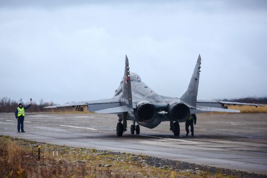 Тренировочные полеты многоцелевых истребителей МиГ-29 в Мурманской области