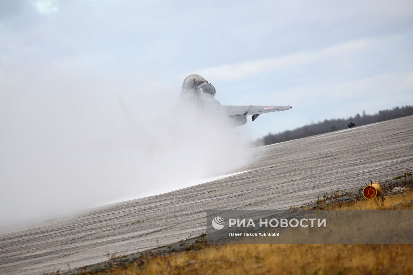 Тренировочные полеты многоцелевых истребителей МиГ-29 в Мурманской области
