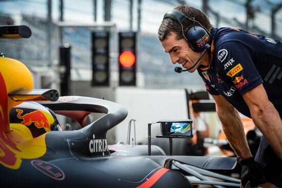 Автоспорт. Формула-1. Гран-при России. Свободные заезды. Первая сессия