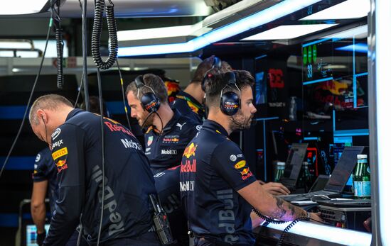 Автоспорт. Формула-1. Гран-при России. Свободные заезды. Первая сессия