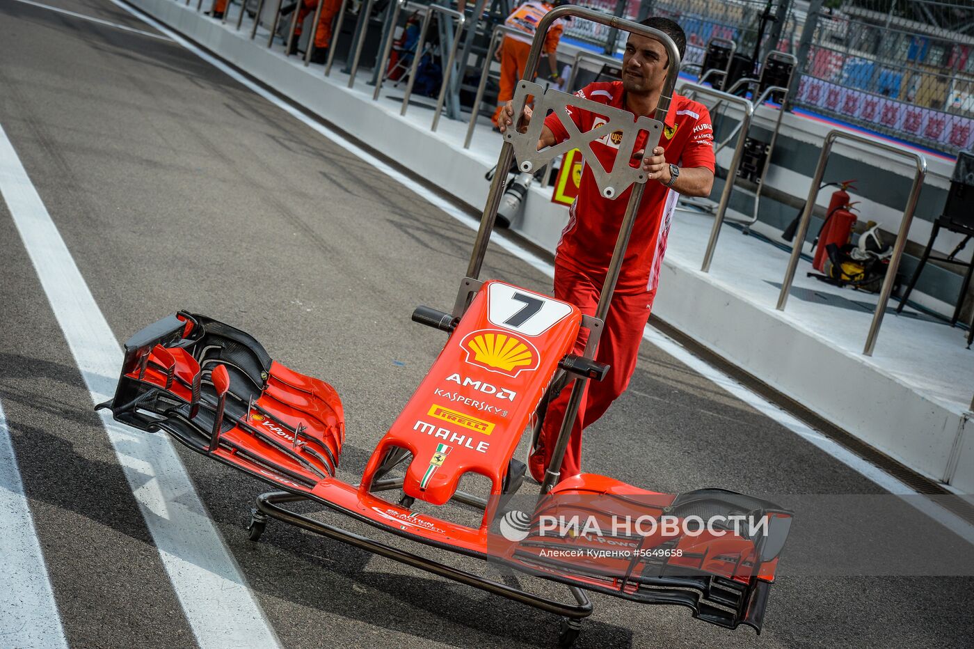 Автоспорт. Формула-1. Гран-при России. Свободные заезды. Первая сессия