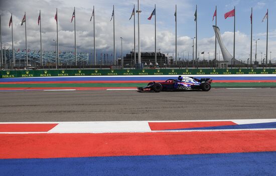 Автоспорт. Формула-1. Гран-при России. Свободные заезды. Первая сессия