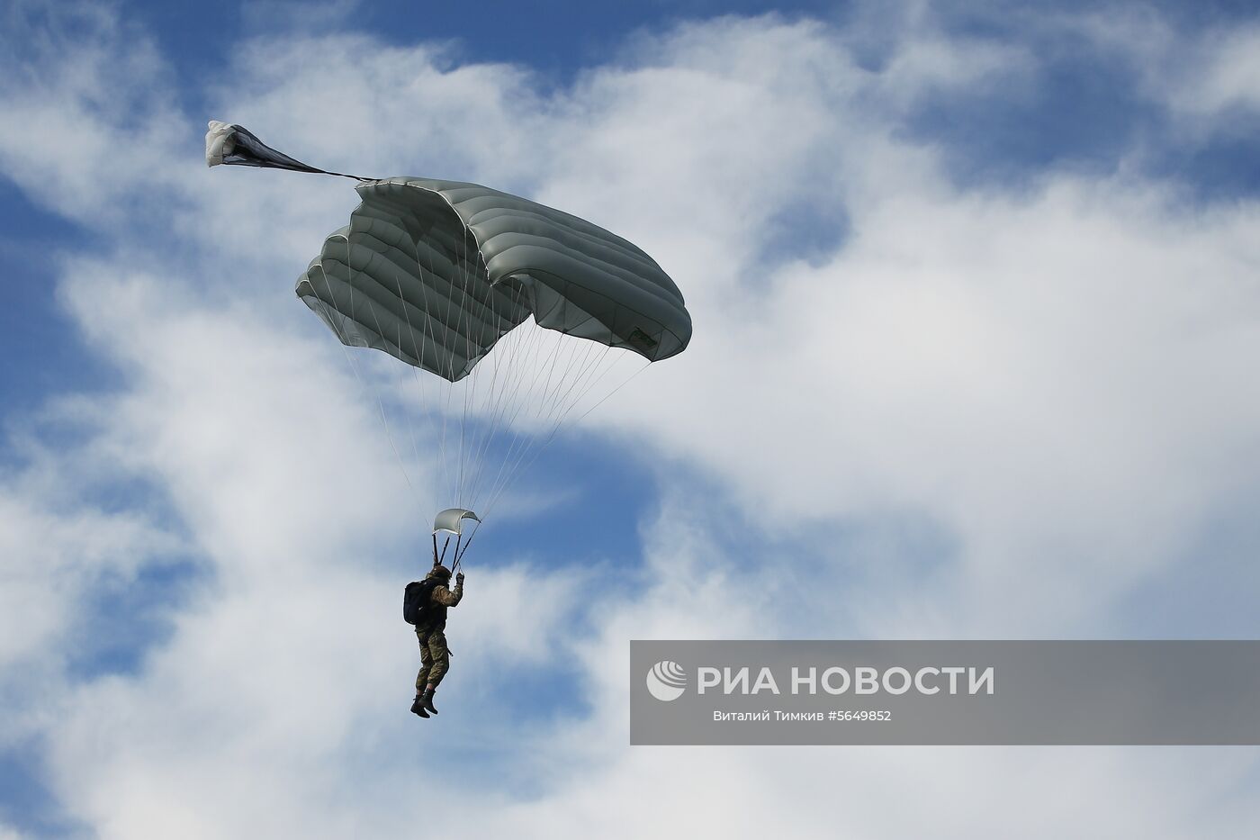 Военнослужащий с парашютной управляемой системой специального назначения "Арбалет-2" во время совместных учений разведывательных подразделений Воздушно-десантных войск (ВДВ) России и Сил специальных операций (ССО) Белоруссии. Место: Россия, Краснодарский край. Автор: Виталий Тимкив/РИА Новости. Совместные учения разведывательных подразделений российских и белорусских десантников