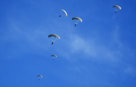 Совместные учения разведывательных подразделений российских и белорусских десантников