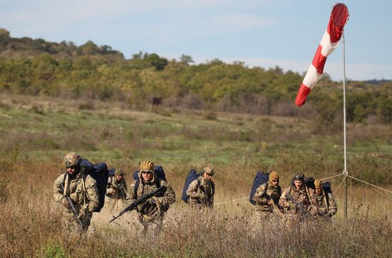 Совместные учения разведывательных подразделений российских и белорусских десантников