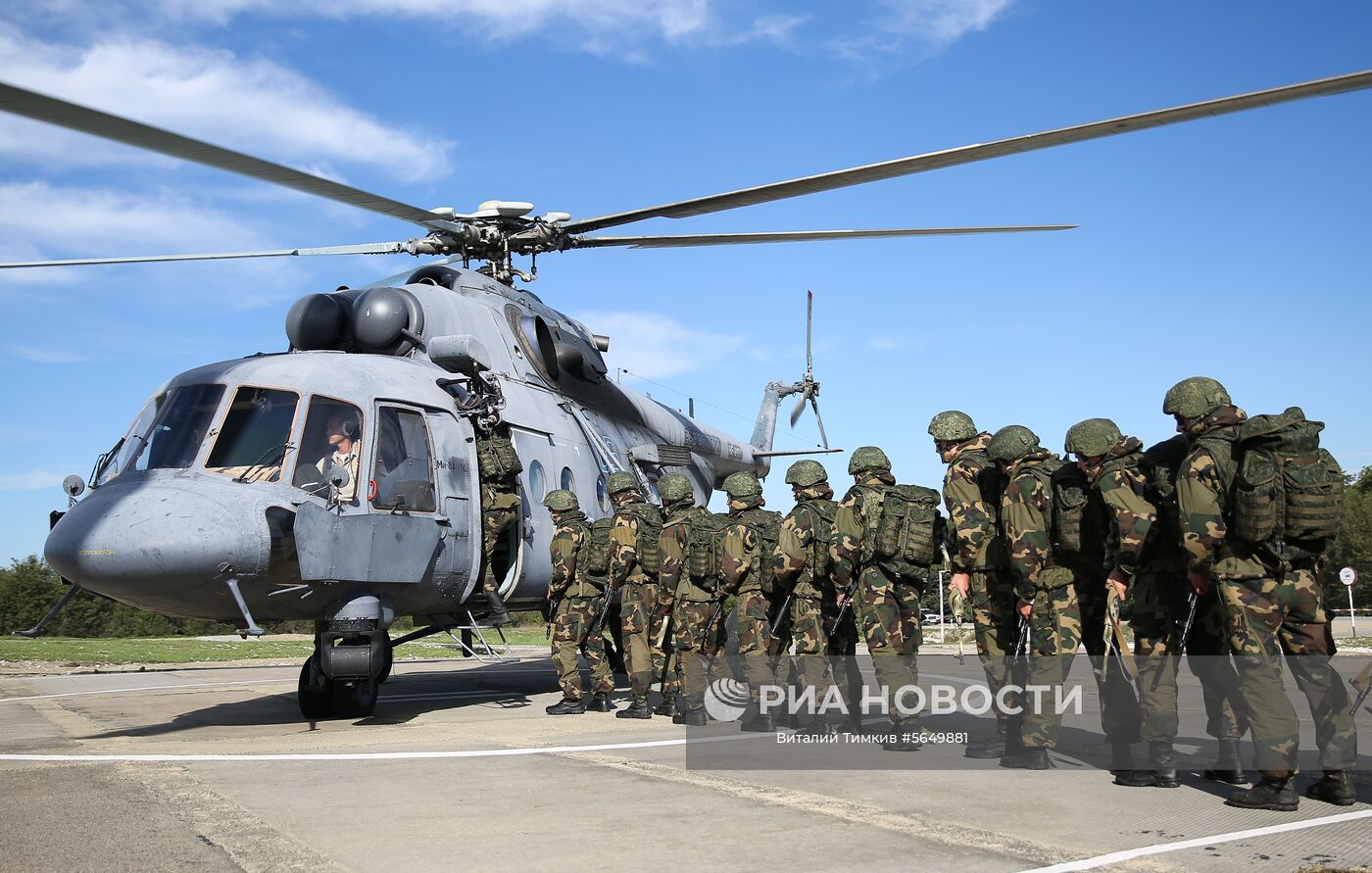 Военнослужащие у вертолета Ми-8 АМТШ во время совместных учений разведывательных подразделений Воздушно-десантных войск (ВДВ) России и Сил специальных операций (ССО) Белоруссии. Место: Россия, Краснодарский край. Автор: Виталий Тимкив/РИА Новости. Совместные учения разведывательных подразделений российских и белорусских десантников