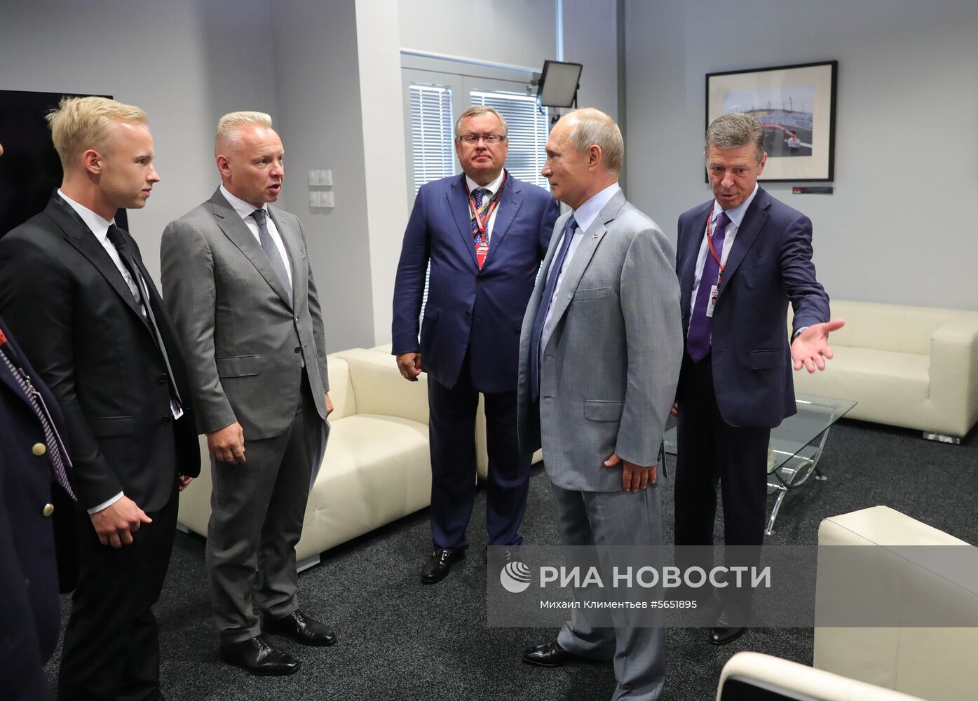 Президент РФ В. Путин посетил гонки чемпионата мира "Формула-1" в Сочи