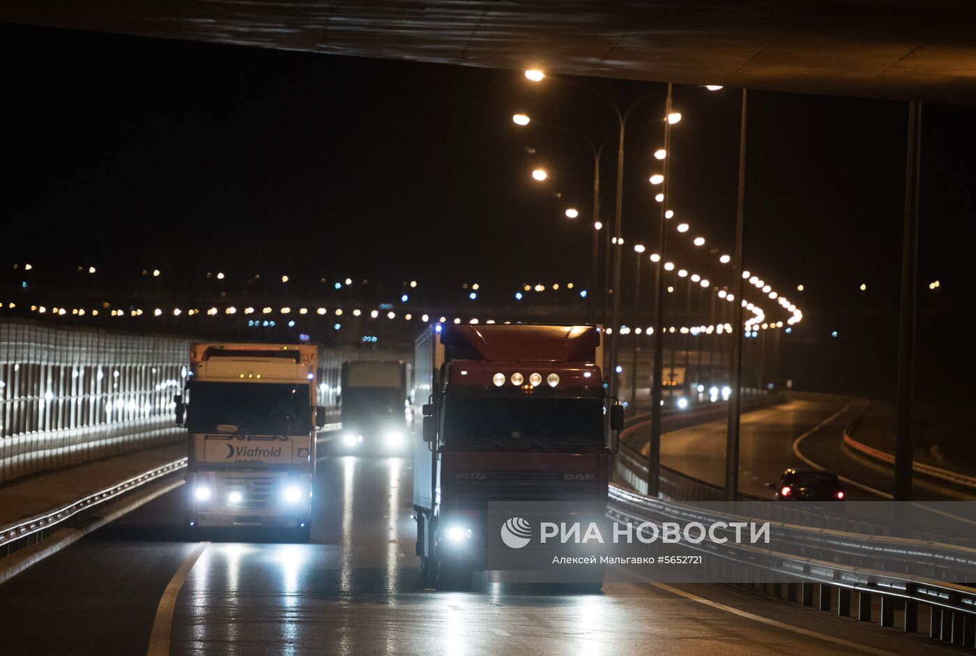 Видео как едут. Грузовик на Крымском мосту. Первый грузовик Крымский мост. Мост грузовика. Мост тягача.