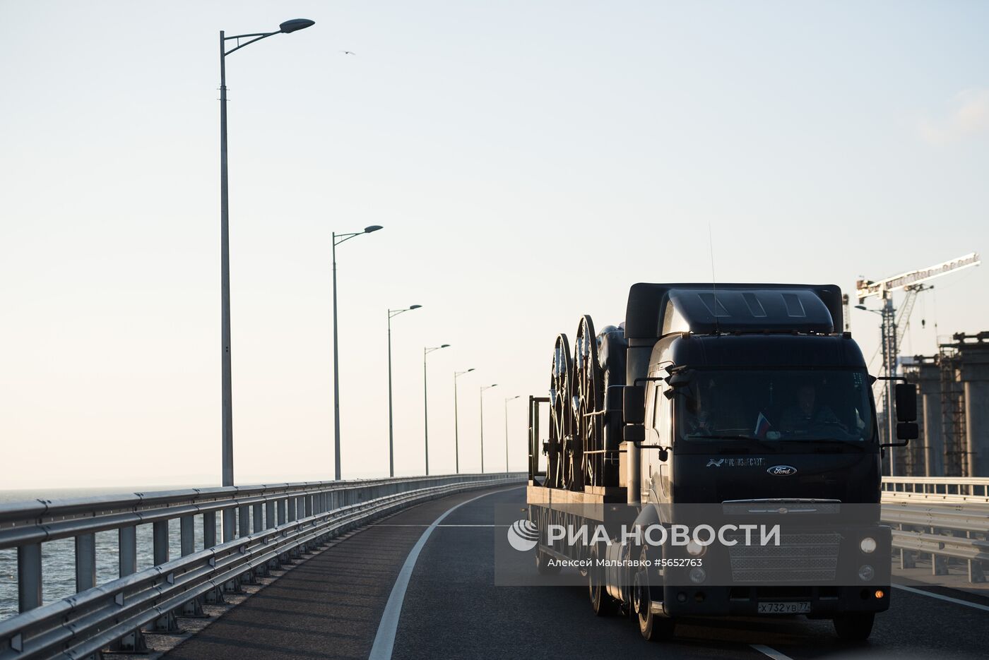 Открытие движения по Крымскому мосту для грузовиков