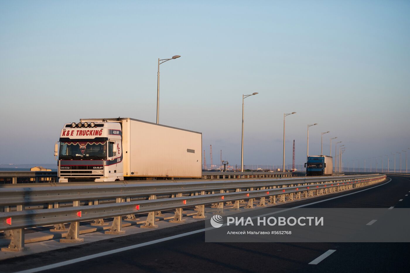 Открытие движения по Крымскому мосту для грузовиков