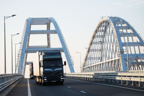 Открытие движения по Крымскому мосту для грузовиков