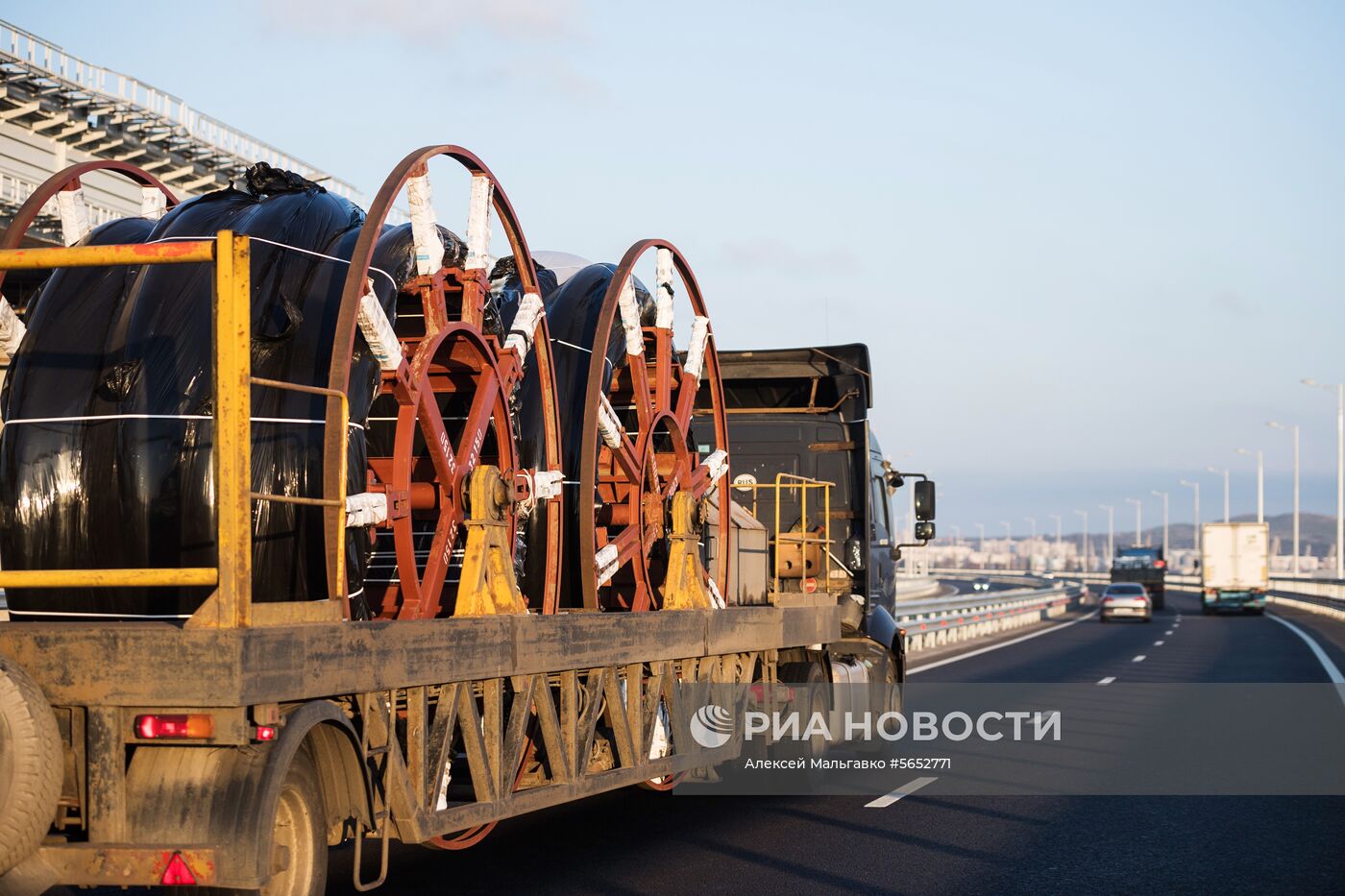 Открытие движения по Крымскому мосту для грузовиков