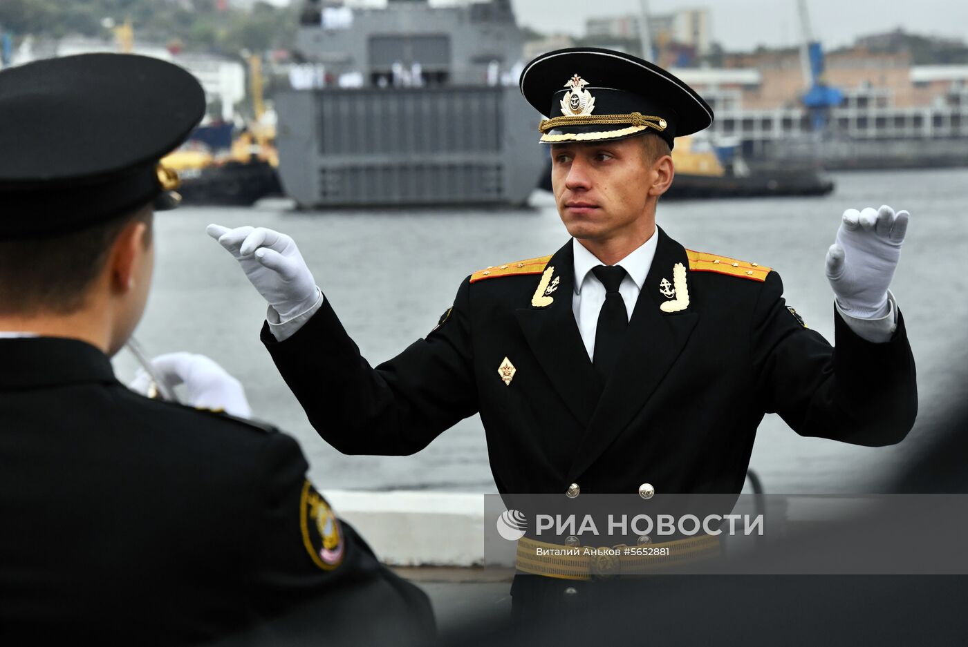 Встреча десантного корабля ВМС Республики Филиппины на набережной Владивостока