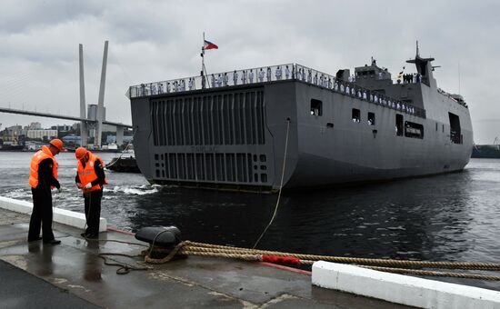 Встреча десантного корабля ВМС Республики Филиппины на набережной Владивостока