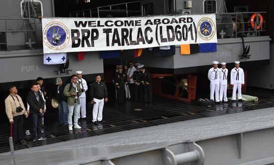 Встреча десантного корабля ВМС Республики Филиппины на набережной Владивостока