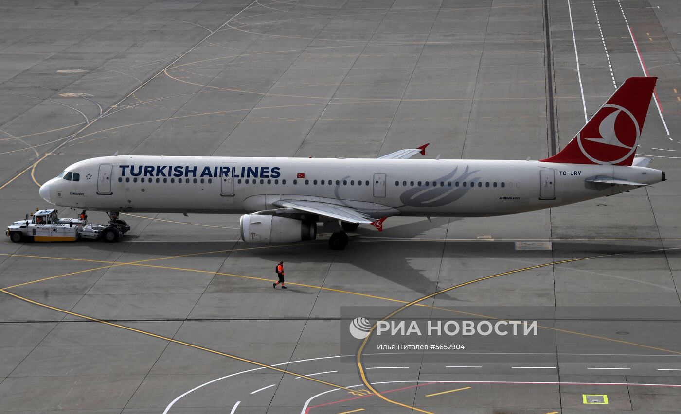 Самолет авиакомпании Turkish Airlines на взлетно-посадочной полосе в аэропорту "Внуково"