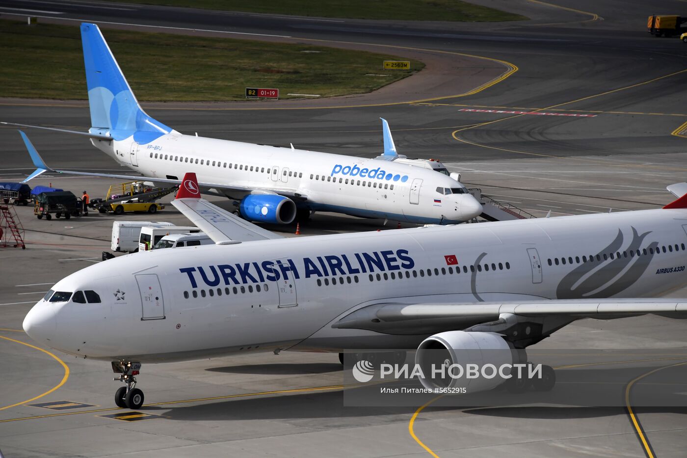 Самолеты авиакомпаний Тurkish Airlines ("Турецкие Авиалинии") и "Победа" на взлетно-посадочной полосе в аэропорту "Внуково"