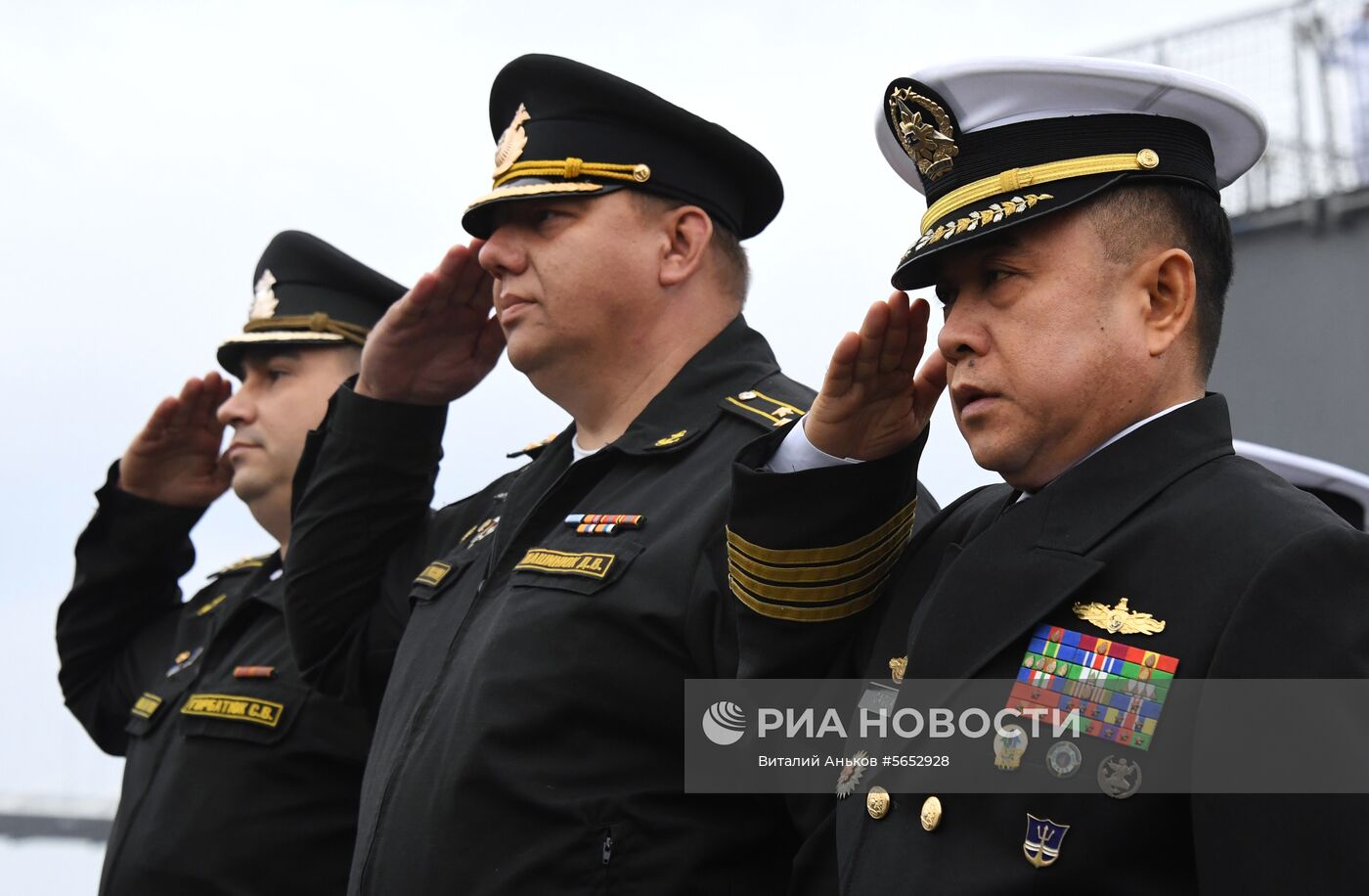 Встреча десантного корабля ВМС Республики Филиппины на набережной Владивостока