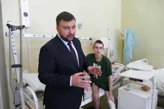 Врио главы ДНР Денис Пушилин посетил раненых в ходе боевых действий