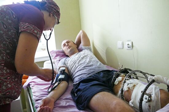 Врио главы ДНР Денис Пушилин посетил раненых в ходе боевых действий