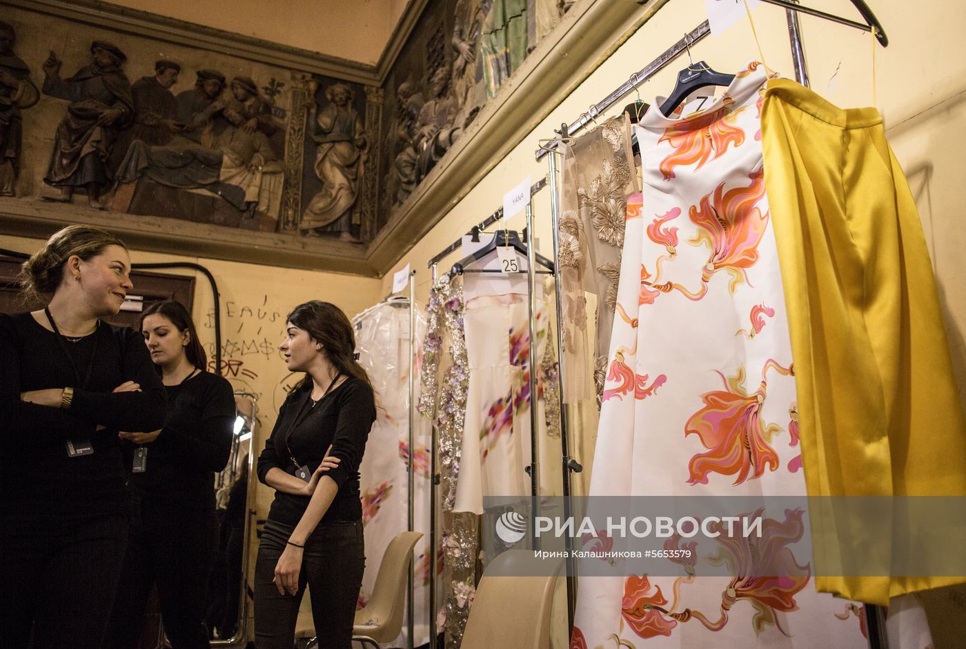 Показ коллекции В. Юдашкина на Парижской неделе моды
