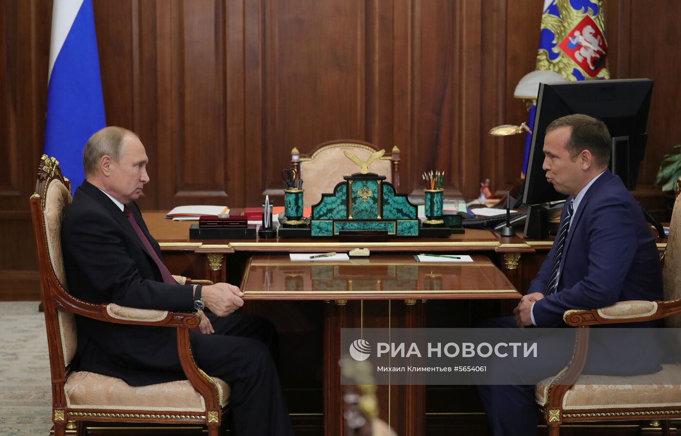 Президент РФ В. Путин встретился с врио губернатора Курганской области В. Шумковым