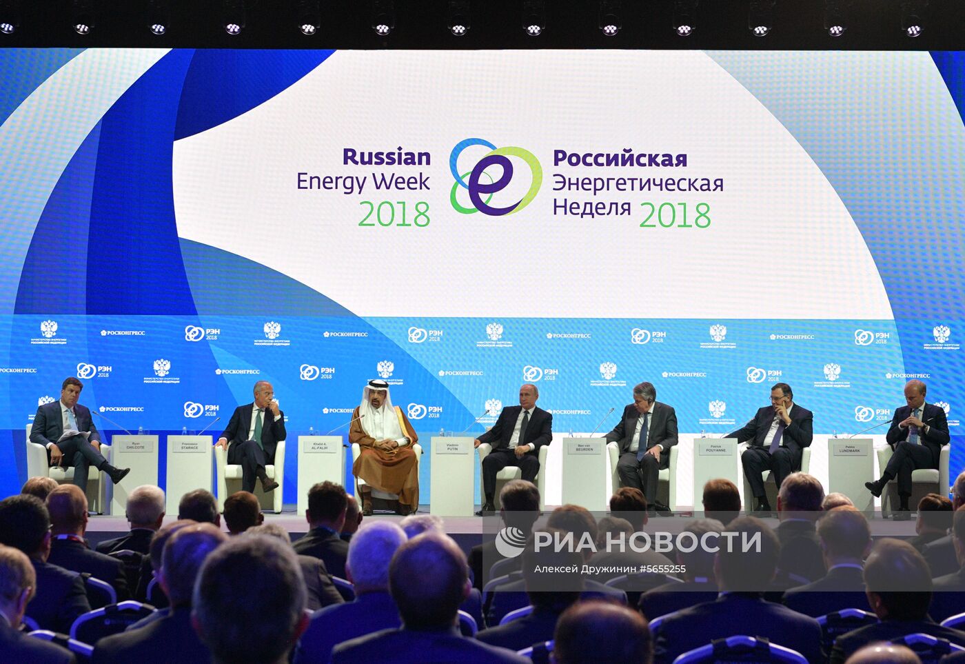Президент РФ В. Путин принял участие в международном форуме "Российская энергетическая неделя"