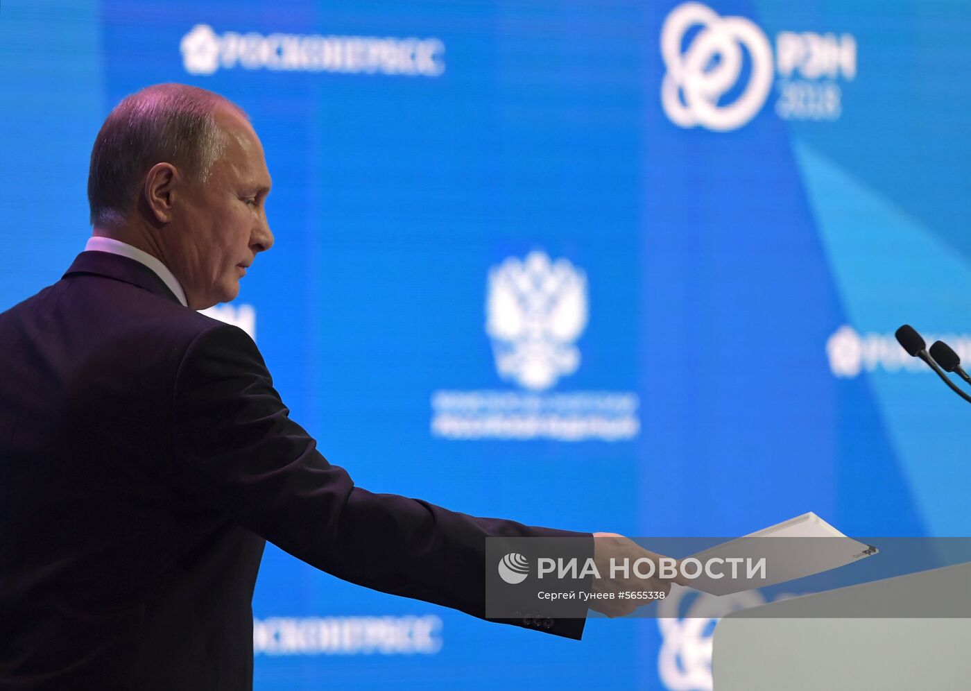 Президент РФ В. Путин принял участие в международном форуме "Российская энергетическая неделя"