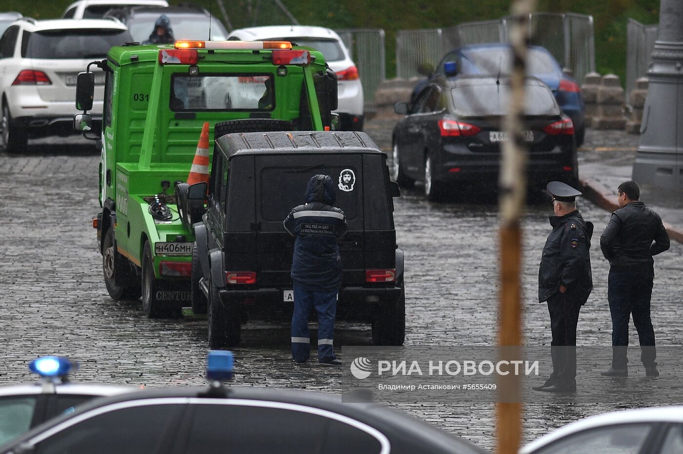 Эвакуация автомобиля на Васильевском спуске в Москве