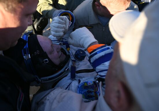 Возвращение экипажа космического корабля "Союз МС-08"