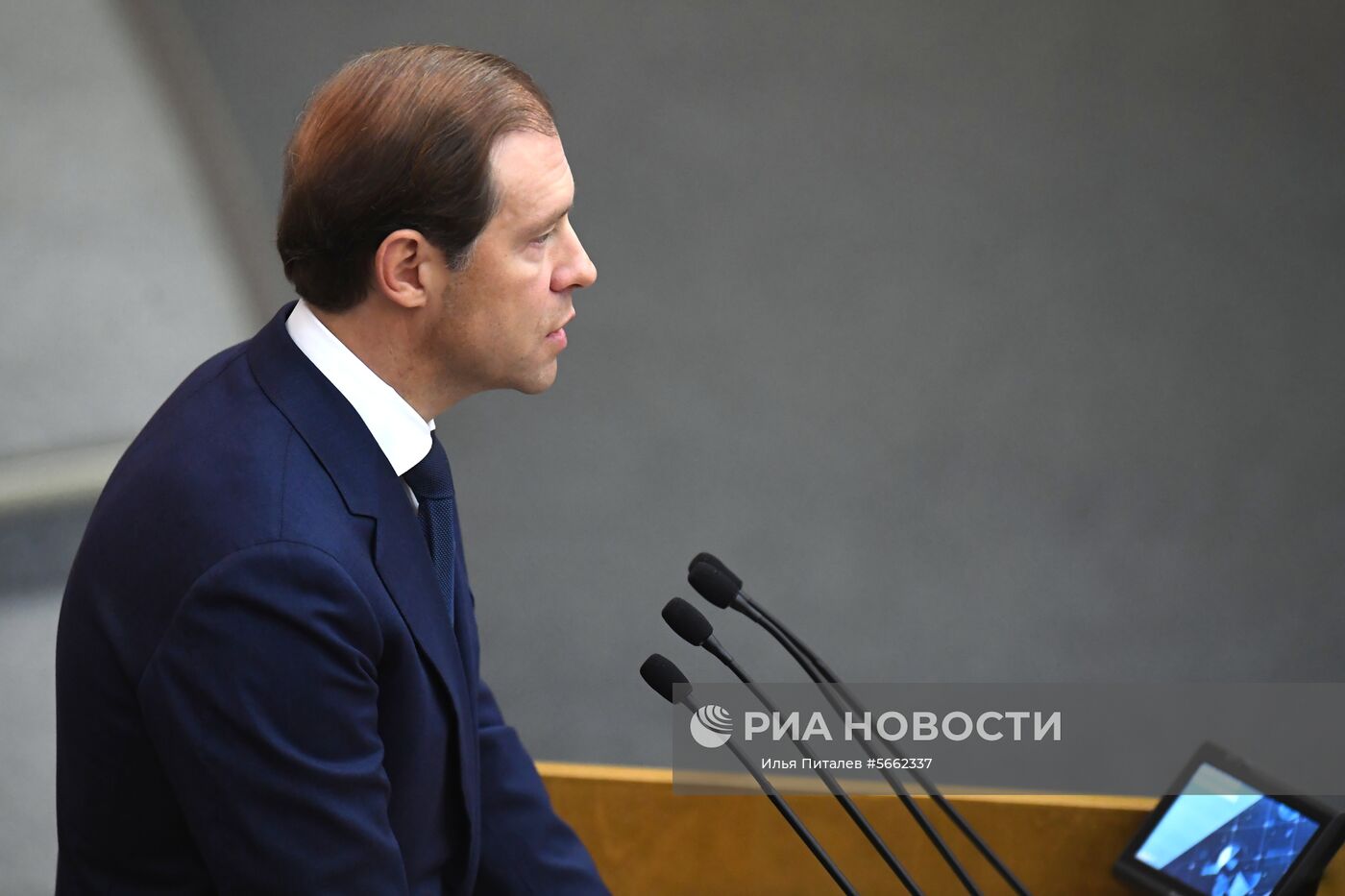 Министр промышленности и торговли РФ Денис Мантуров выступает на пленарном заседании Государственной Думы РФ. Место: Россия, Москва. Автор: Илья Питалев/РИА Новости. Пленарное заседание Госдумы РФ