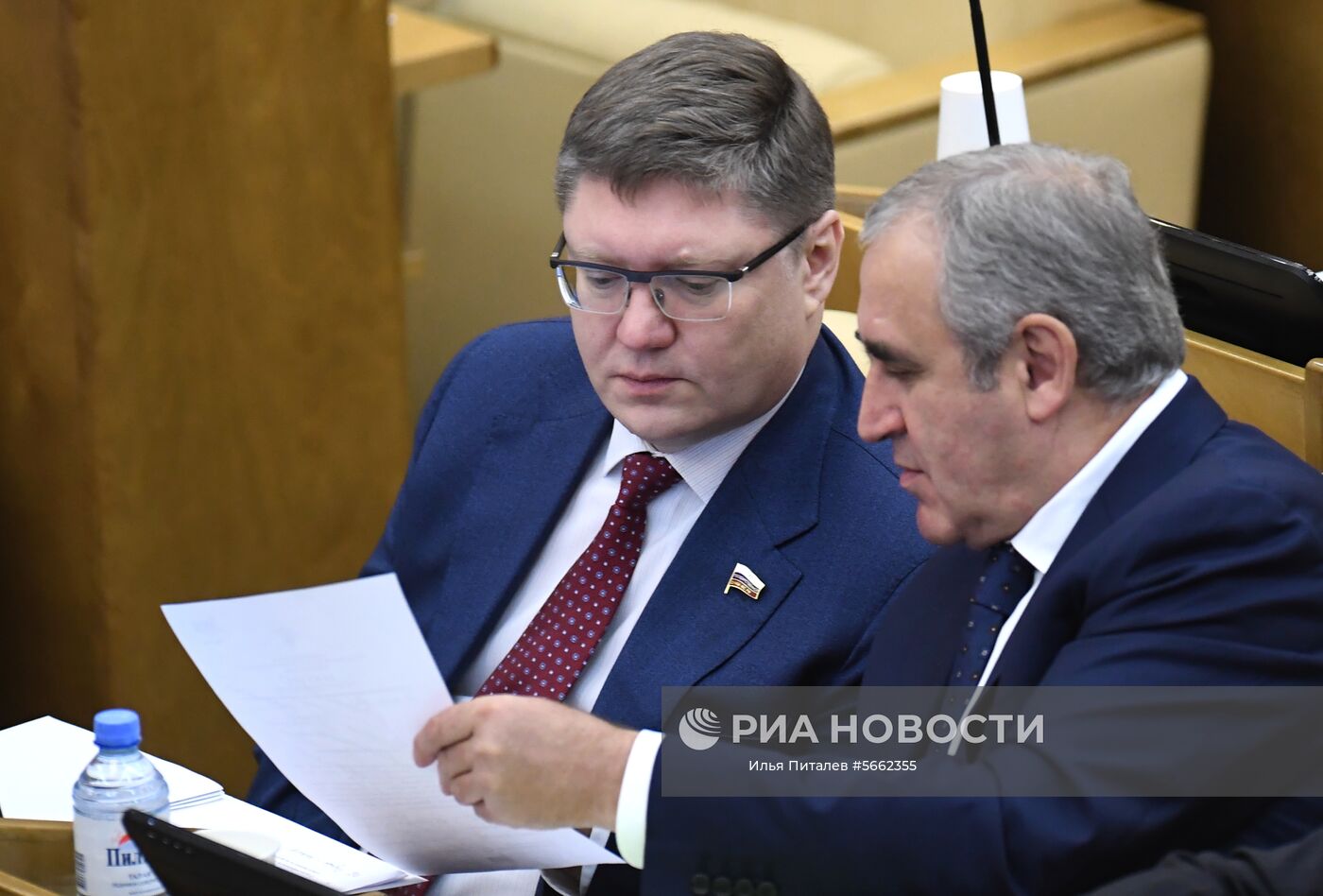 Заместитель председателя Государственной Думы РФ Сергей Неверов (справа) и член комитета Государственной Думы по бюджету и налогам Андрей Исаев на пленарном заседании Государственной Думы РФ. Место: Россия, Москва. Автор: Илья Питалев/РИА Новости. Пленарное заседание Госдумы РФ