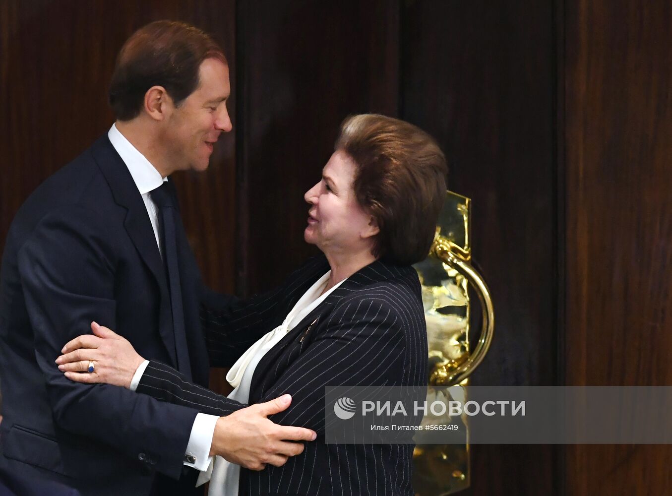 Министр промышленности и торговли РФ Денис Мантуров и заместитель председателя комитета Государственной Думы РФ по международным делам Валентина Терешкова на пленарном заседании Государственной Думы РФ. Место: Россия, Москва. Автор: Илья Питалев/РИА Новости. Пленарное заседание Госдумы РФ