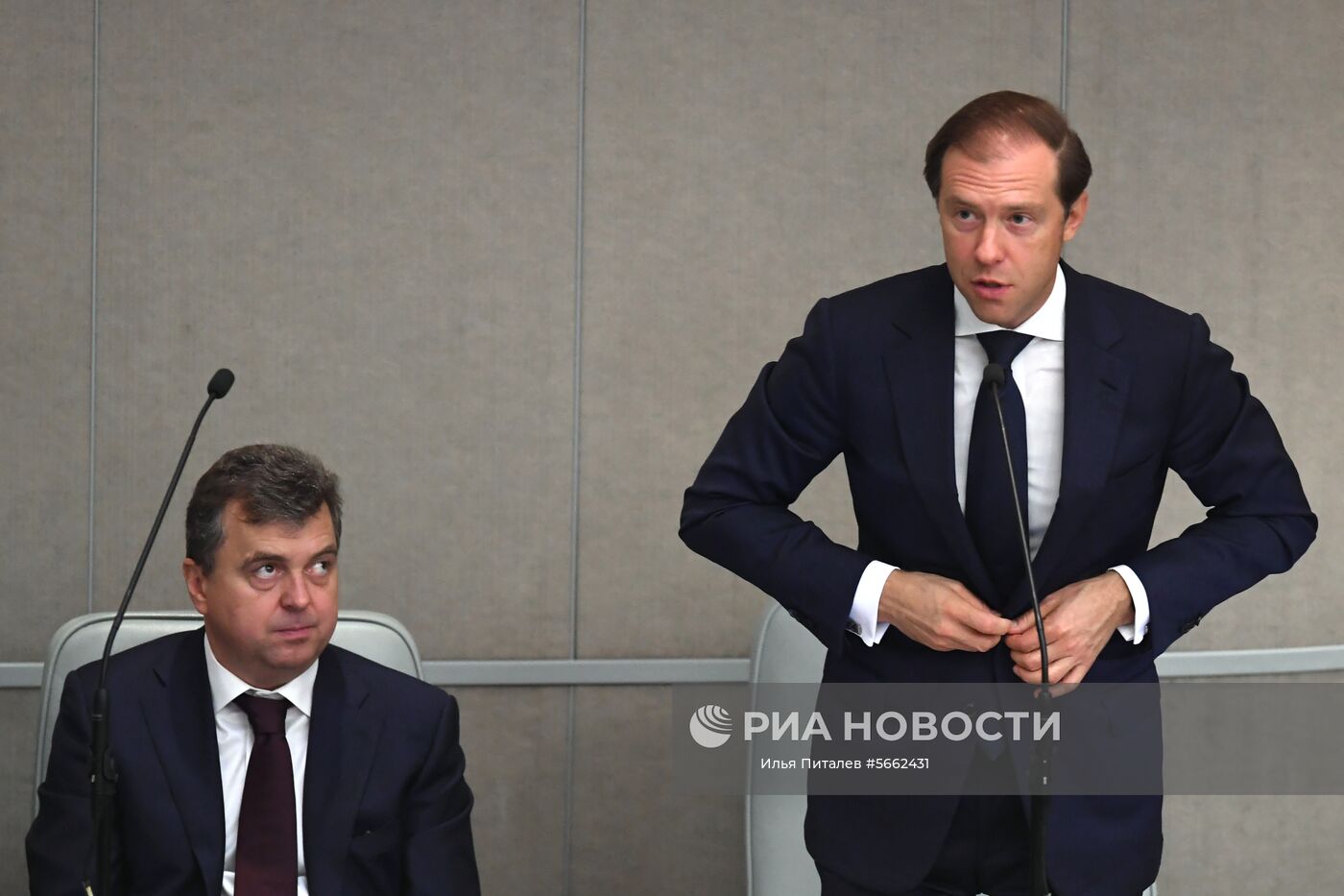 Министр промышленности и торговли РФ Денис Мантуров (справа) и заместитель министра промышленности и торговли РФ Сергей Цыб на пленарном заседании Государственной Думы РФ. Место: Россия, Москва. Автор: Илья Питалев/РИА Новости. Пленарное заседание Госдумы РФ